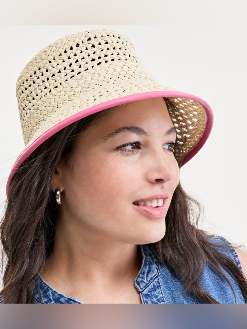 On 34th straw bucket hat featuring a contrast pink faux-leather binding. NWT
